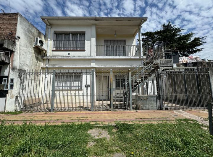 Casa · 215m² · 6 Ambientes · 1 Cochera
