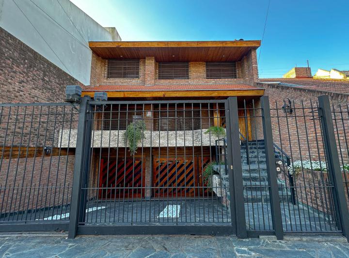 Casa · 225m² · 5 Ambientes · 4 Cocheras