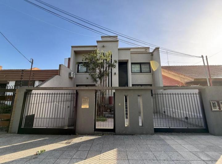 Casa · 400m² · 6 Ambientes · 3 Cocheras