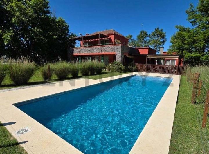 Casa · 249m² · 5 Ambientes · 2 Cocheras