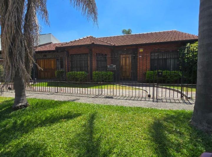 Casa · 200m² · 4 Ambientes · 2 Cocheras