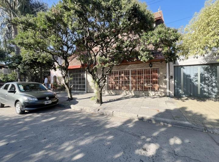 Casa · 233m² · 5 Ambientes · 2 Cocheras
