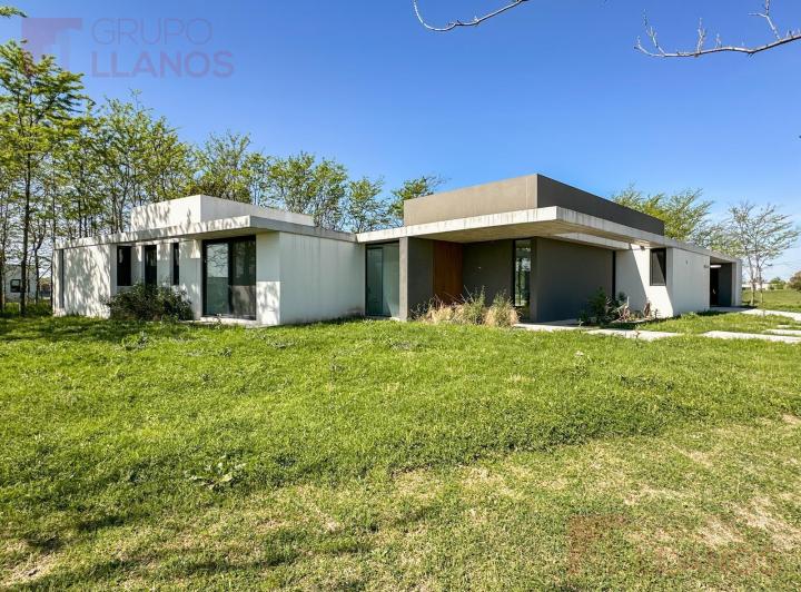 Casa · 360m² · 4 Ambientes · 1 Cochera
