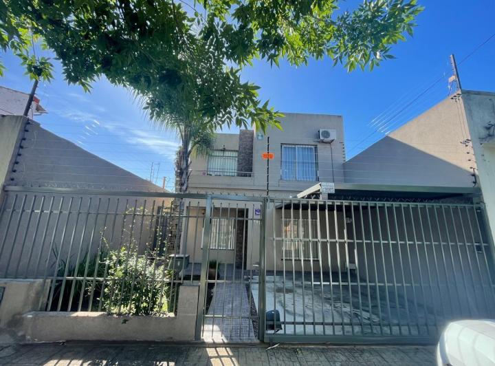 Casa · 200m² · 4 Ambientes · 2 Cocheras