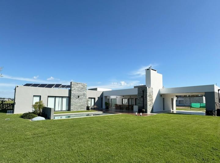 Casa · 180m² · 3 Ambientes · 2 Cocheras
