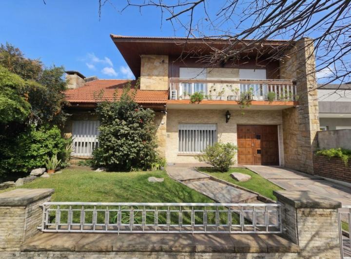 Casa · 240m² · 6 Ambientes · 2 Cocheras