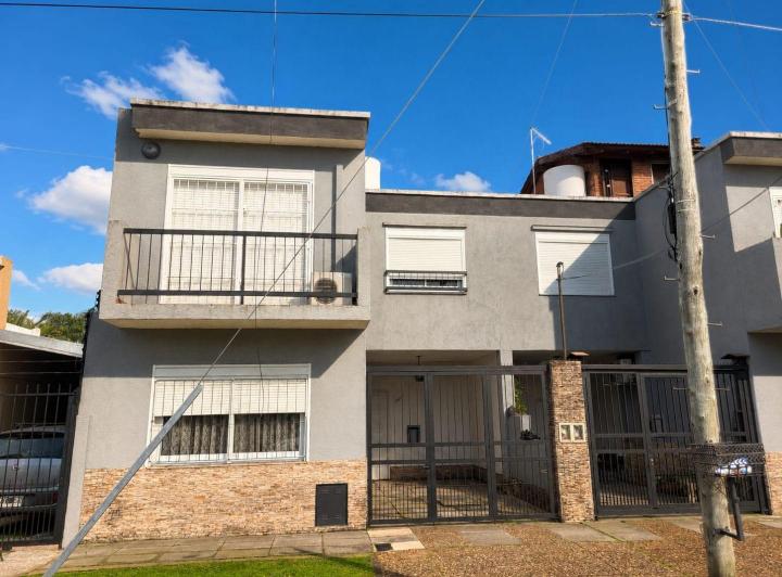 Casa · 83m² · 4 Ambientes · 1 Cochera