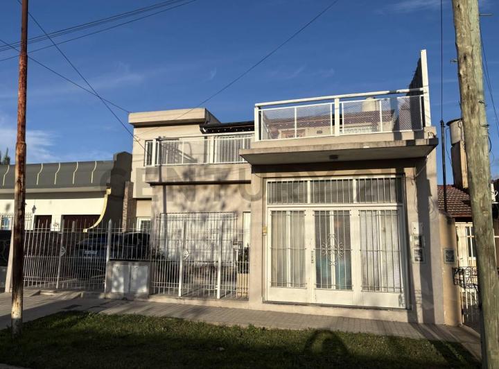 Casa · 180m² · 6 Ambientes · 2 Cocheras