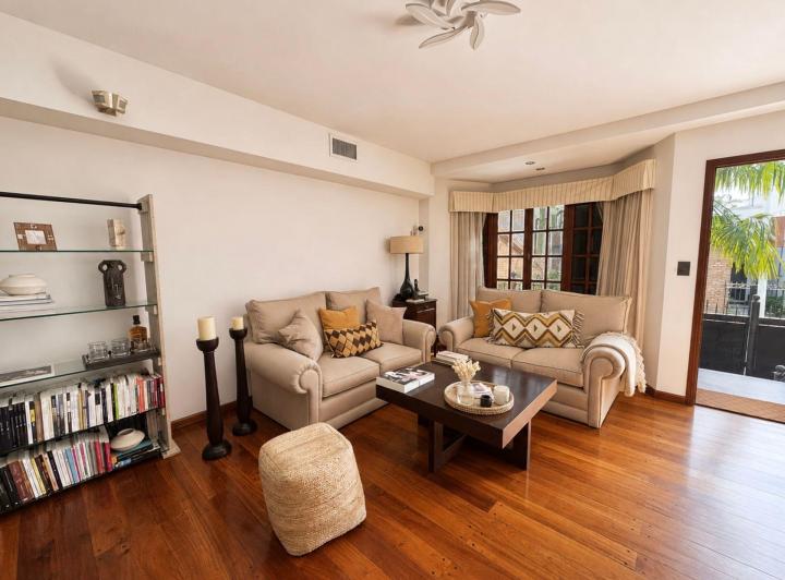 Casa · 300m² · 8 Ambientes · 3 Cocheras