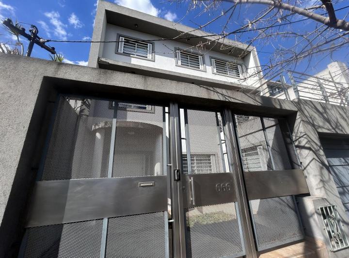 Casa · 337m² · 6 Ambientes · 2 Cocheras