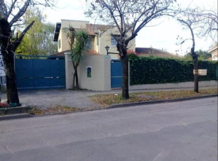 Casa · 200m² · 6 Ambientes · 2 Cocheras