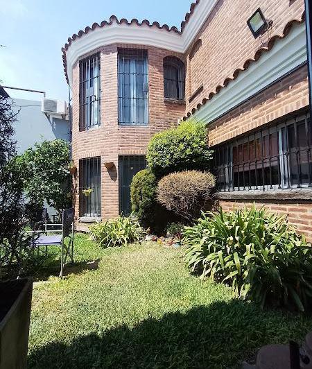 Casa · 320m² · 6 Ambientes · 2 Cocheras