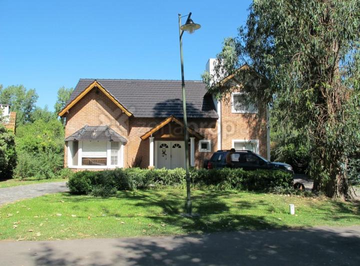 Casa · 240m² · 4 Dormitorios