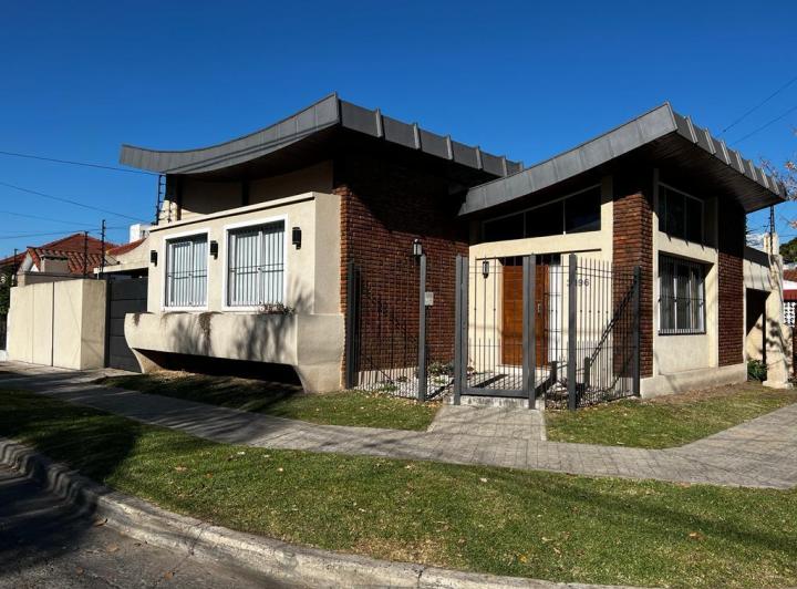 Casa · 160m² · 5 Ambientes · 2 Cocheras