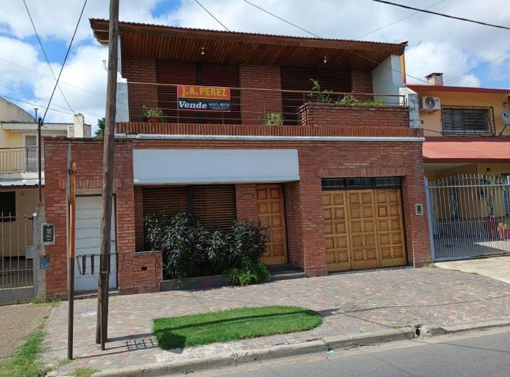 Casa · 190m² · 5 Ambientes · 1 Cochera