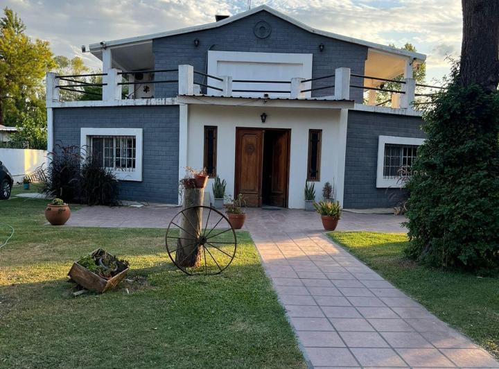 Casa · 350m² · 6 Ambientes · 4 Cocheras