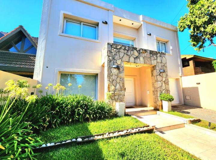 Casa · 320m² · 5 Ambientes · 2 Cocheras