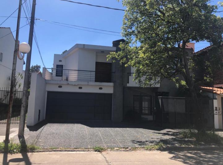 Casa · 220m² · 5 Ambientes · 2 Cocheras