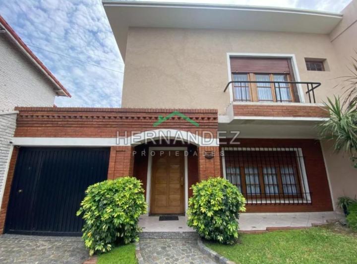 Casa · 295m² · 5 Ambientes · 2 Cocheras