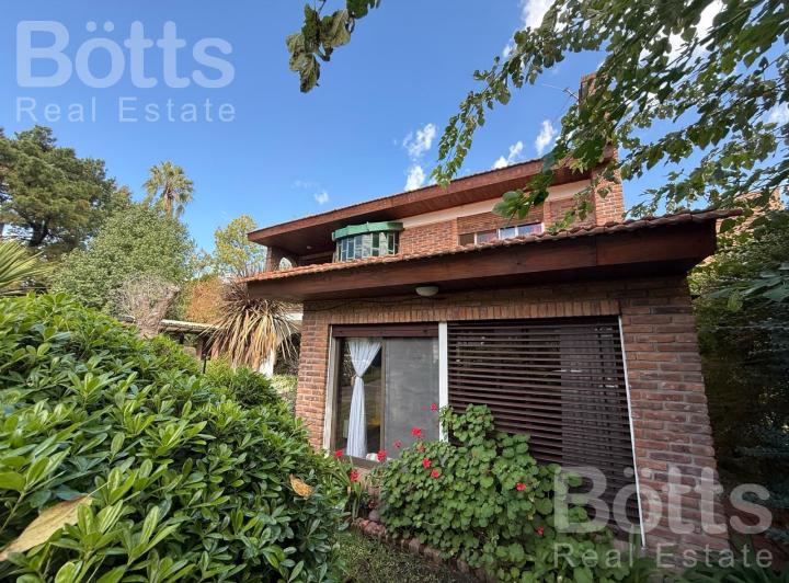 Casa · 150m² · 4 Ambientes · 3 Cocheras