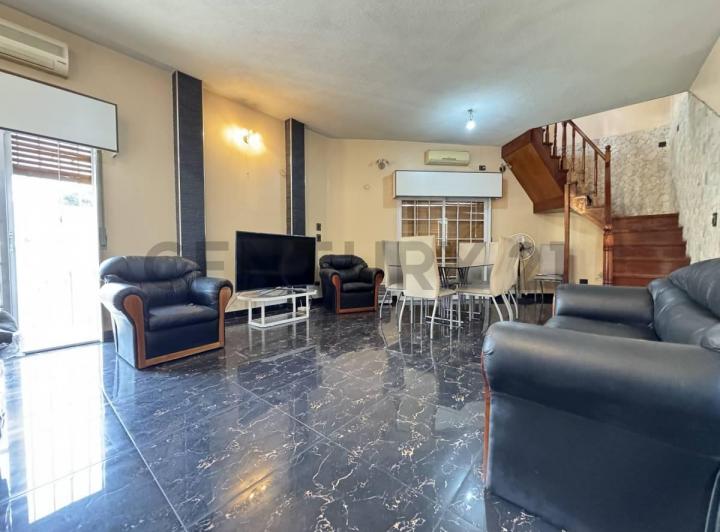 Casa · 290m² · 5 Dormitorios · 1 Cochera