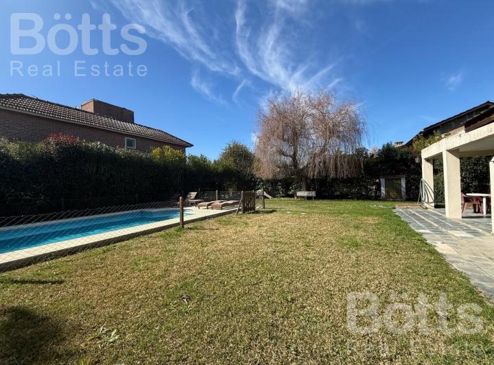 Casa · 100m² · 5 Ambientes · 2 Cocheras