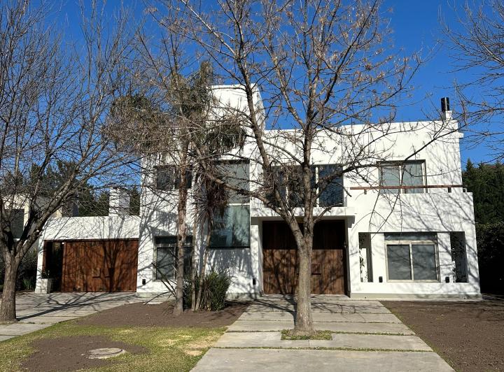 Casa · 410m² · 4 Ambientes · 2 Cocheras