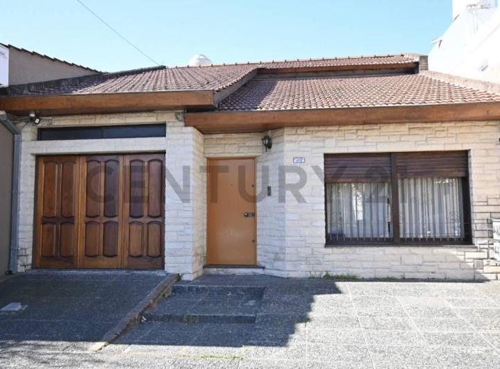 Casa · 242m² · 5 Ambientes · 1 Cochera