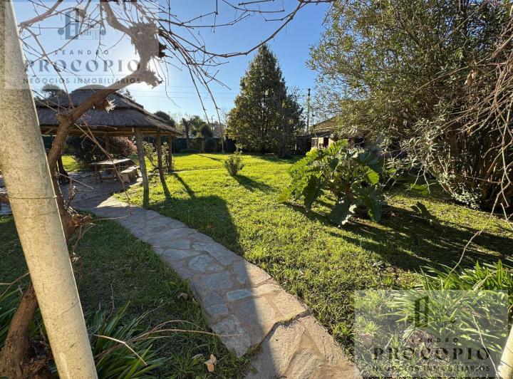 Casa · 190m² · 5 Ambientes · 2 Cocheras