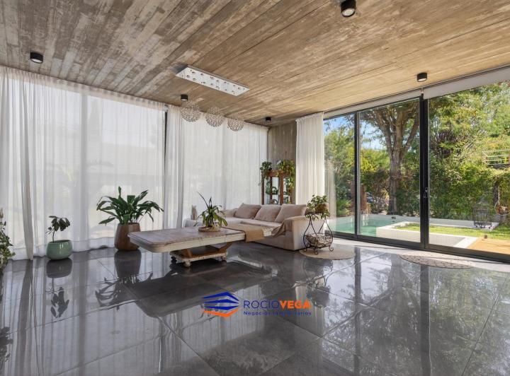 Casa · 220m² · 5 Ambientes · 2 Cocheras