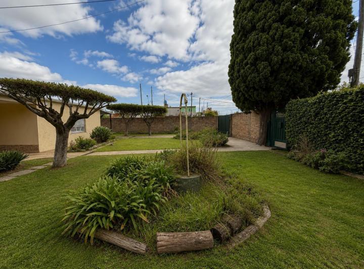 Casa · 210m² · 4 Ambientes · 2 Cocheras