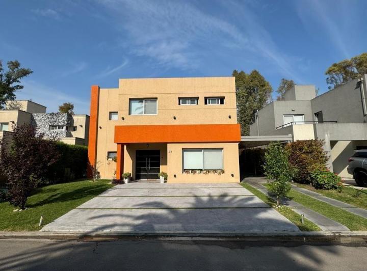 Casa · 232m² · 5 Ambientes · 2 Cocheras