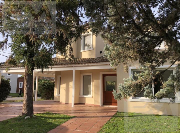 Casa · 218m² · 5 Ambientes · 1 Cochera