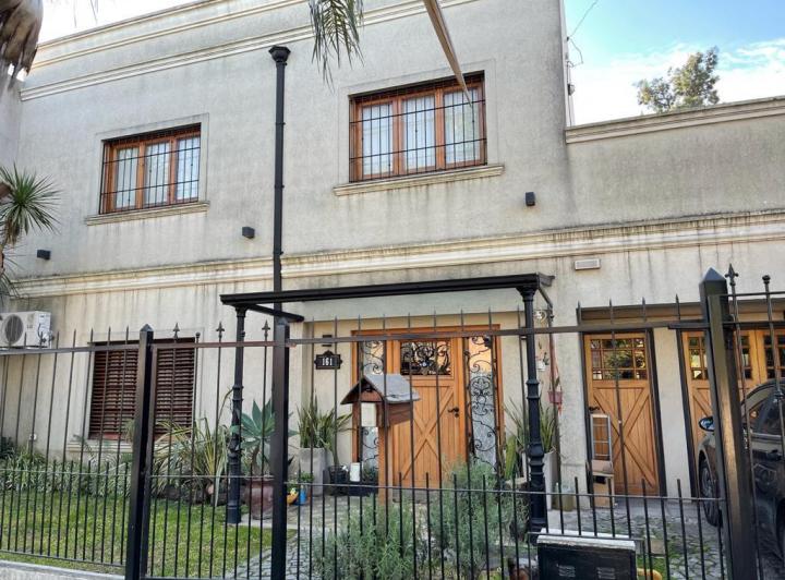 Casa · 300m² · 4 Ambientes · 1 Cochera