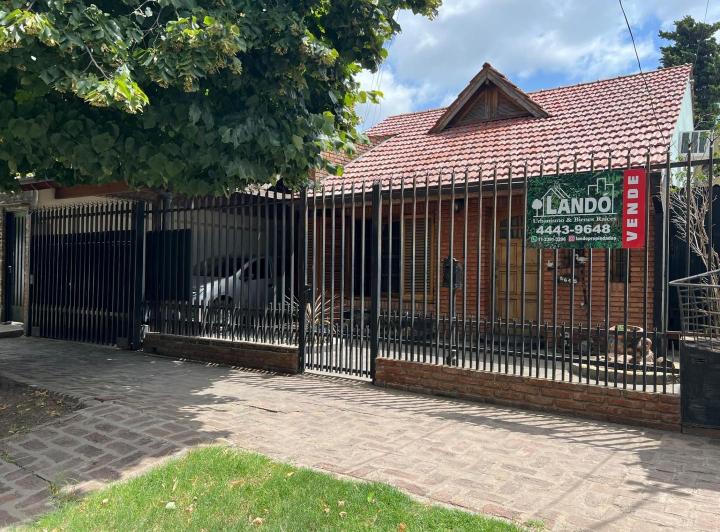 Casa · 220m² · 5 Ambientes · 4 Cocheras