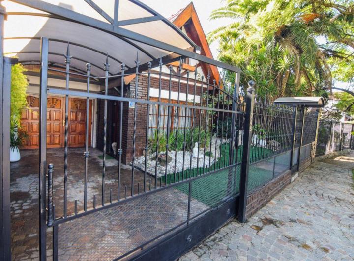 Casa · 220m² · 4 Ambientes · 3 Cocheras