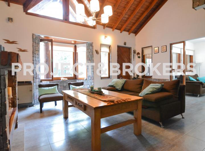 Casa · 200m² · 5 Ambientes · 4 Cocheras