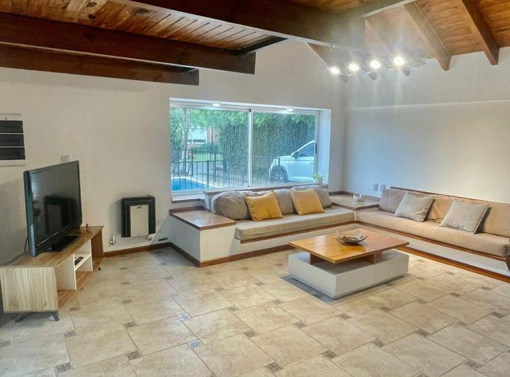 Casa · 250m² · 5 Ambientes · 2 Cocheras