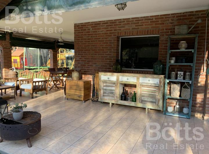Casa · 200m² · 4 Ambientes · 2 Cocheras