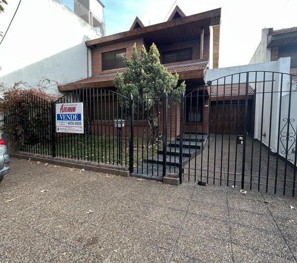 Casa · 211m² · 4 Ambientes · 3 Cocheras