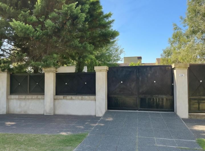 Casa · 237m² · 5 Ambientes · 3 Cocheras