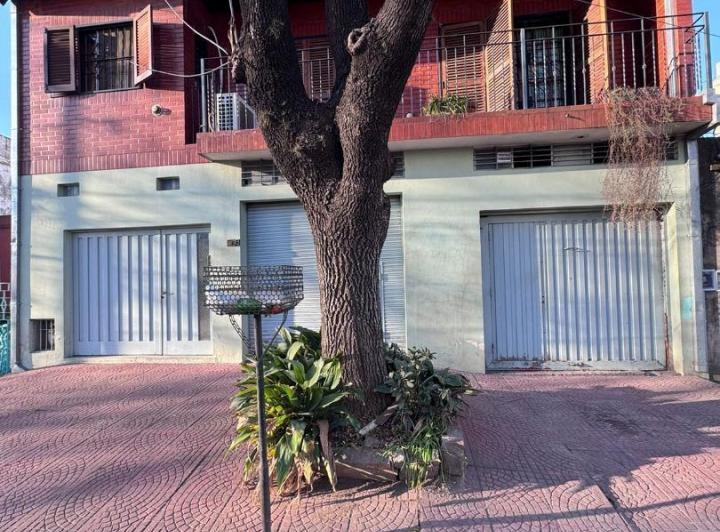 Casa · 250m² · 5 Ambientes · 2 Cocheras