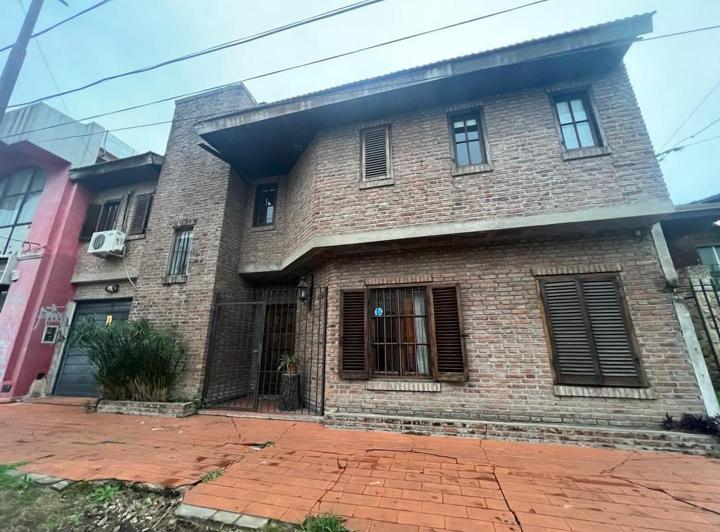 Casa · 200m² · 5 Ambientes · 1 Cochera
