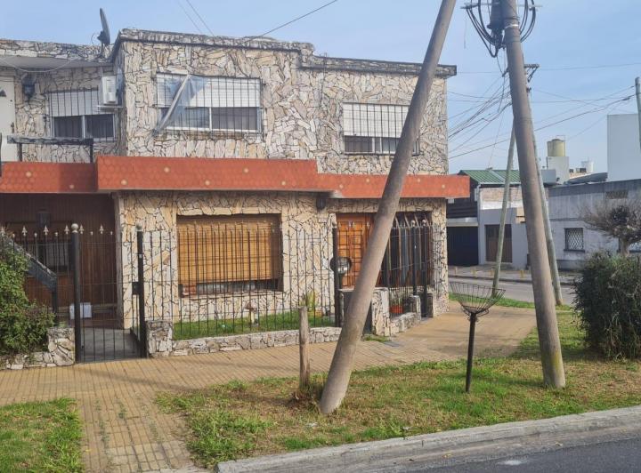 Casa · 140m² · 6 Ambientes · 2 Cocheras
