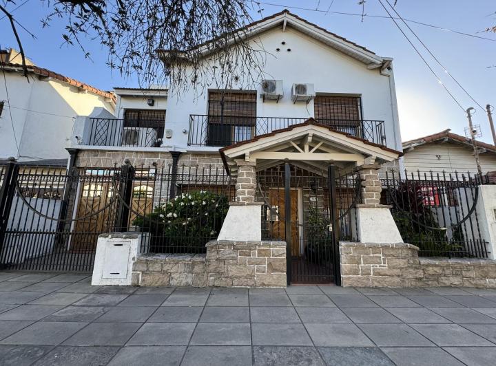 Casa · 340m² · 4 Ambientes · 2 Cocheras