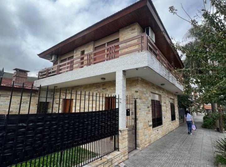 Casa · 200m² · 4 Ambientes · 2 Cocheras