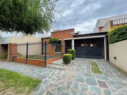 Casa · 200m² · 6 Ambientes · 2 Cocheras