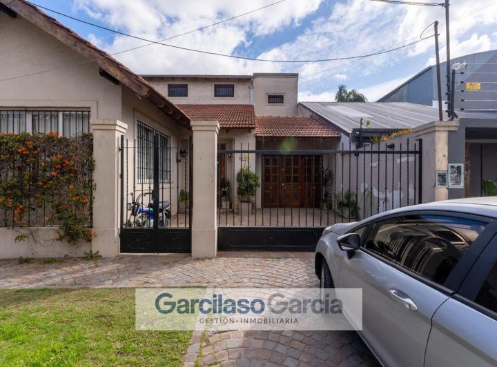 Casa · 230m² · 4 Ambientes · 1 Cochera