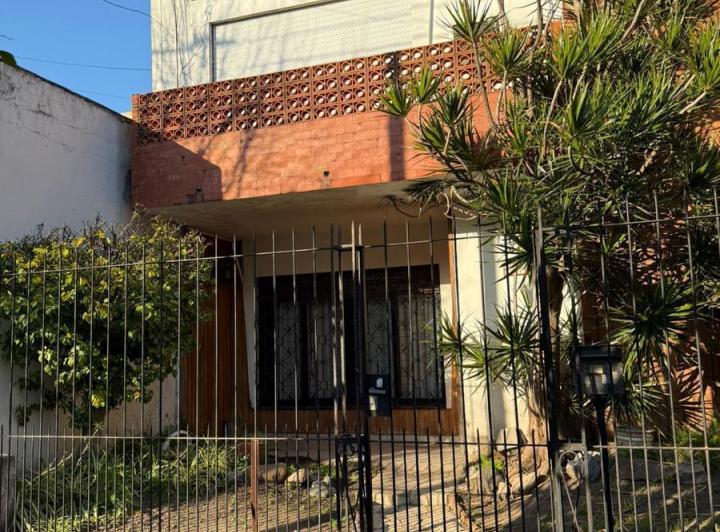 Casa · 180m² · 5 Ambientes · 3 Cocheras