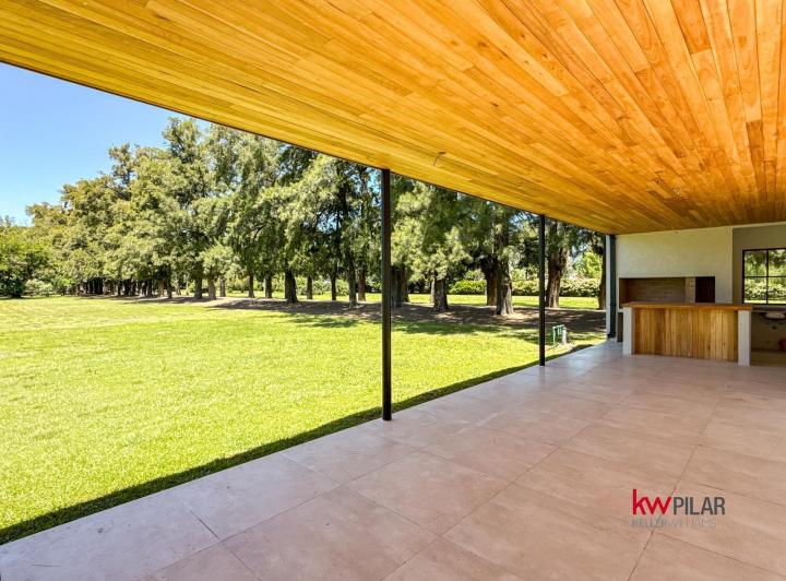 Casa · 263m² · 6 Ambientes · 2 Cocheras